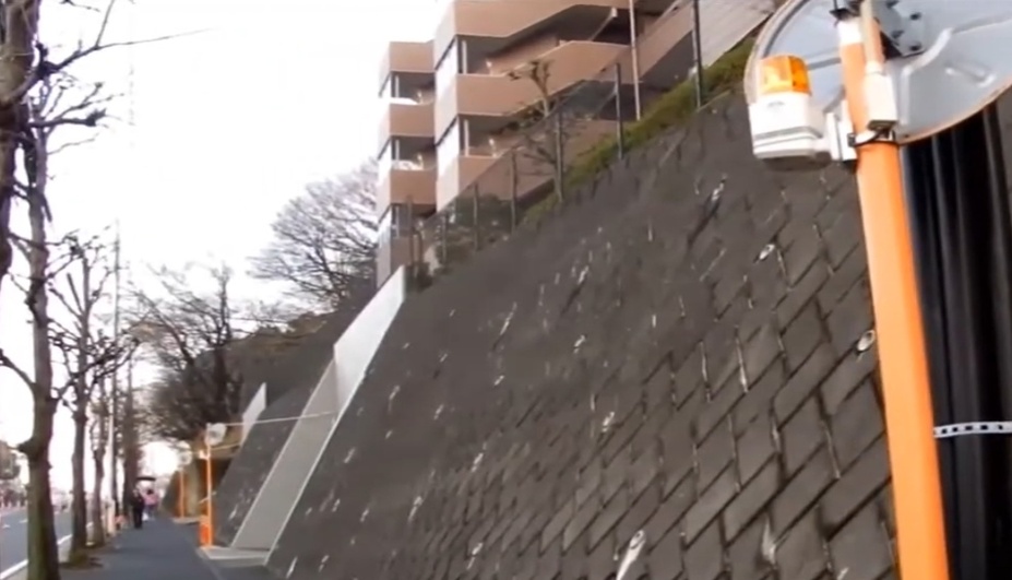 マンションの駐車場出入口