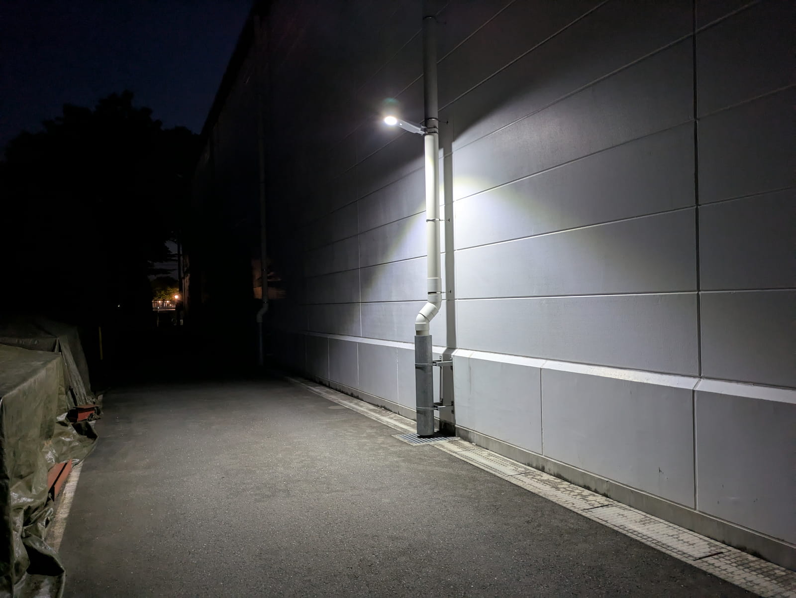 建物の裏側を照らす屋外照明のメーカー掲載例