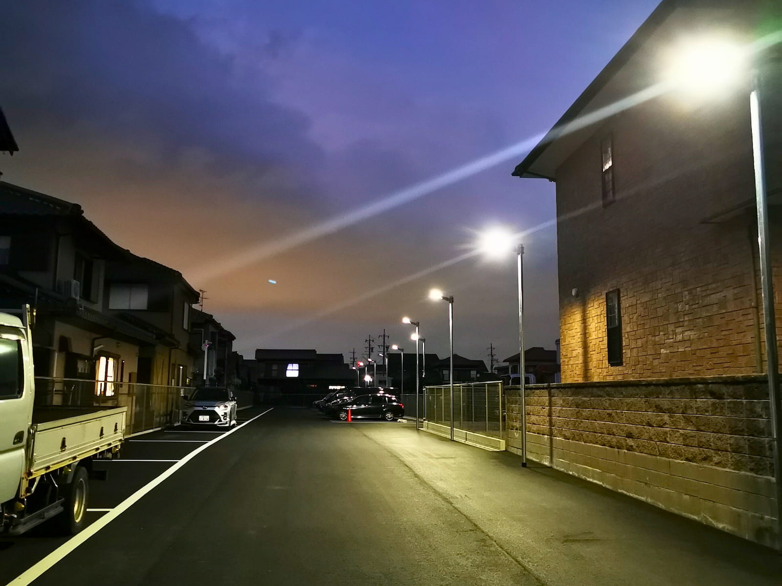 建物まわりの通路を照らす屋外照明のメーカー掲載例