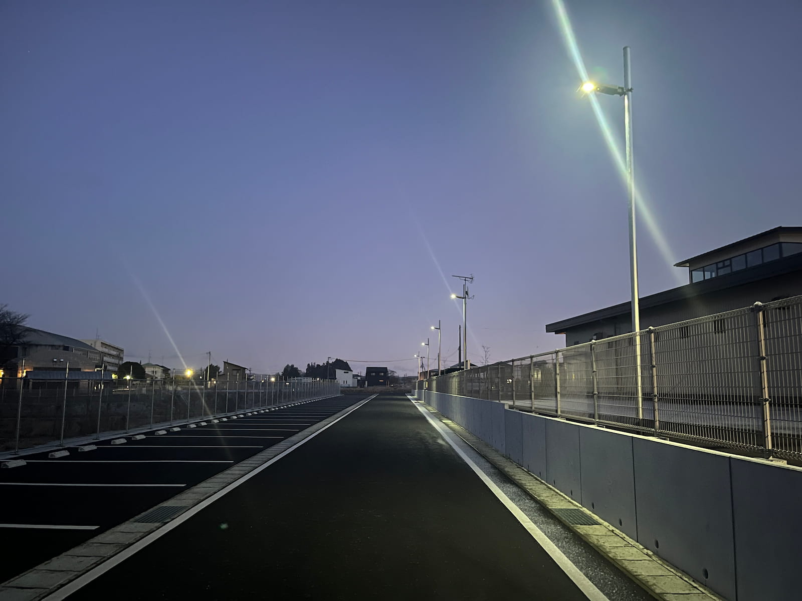 駐車場に設置された屋外照明のメーカー掲載例
